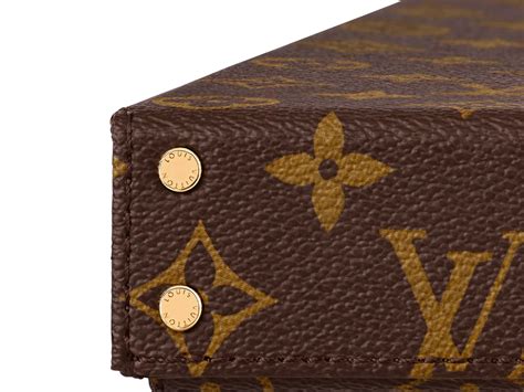 Louis Vuitton’s ,700 ‘Pizza Box’ is More Form than Function